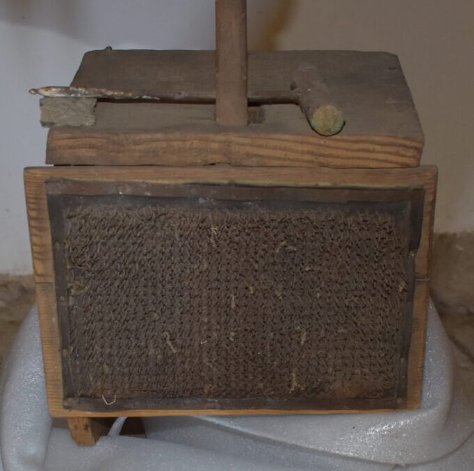 Αρχοντικό της Πούλκως, συλλογή κινητών αντικειμένων του αρχοντικού: λανάρι (εργαλείο που χρησιμοποιείται για να ξαίνεται το μαλλί ή το βαμβάκι πριν το κλώσιμο)